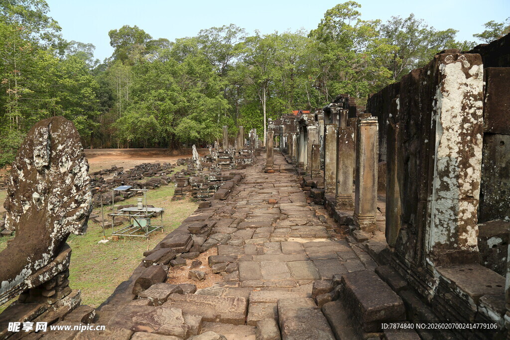 古老遗迹中的砖石步道