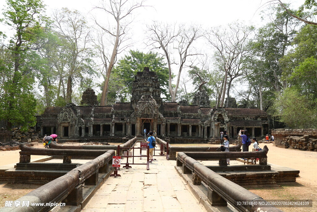 吴哥窟古迹前的游客身影