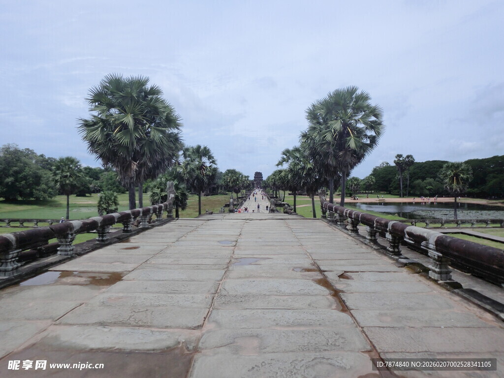 古老石桥 静谧林荫小道