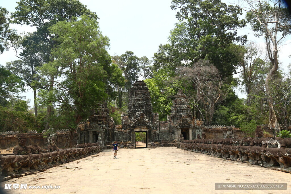 古老寺庙前的开阔通道