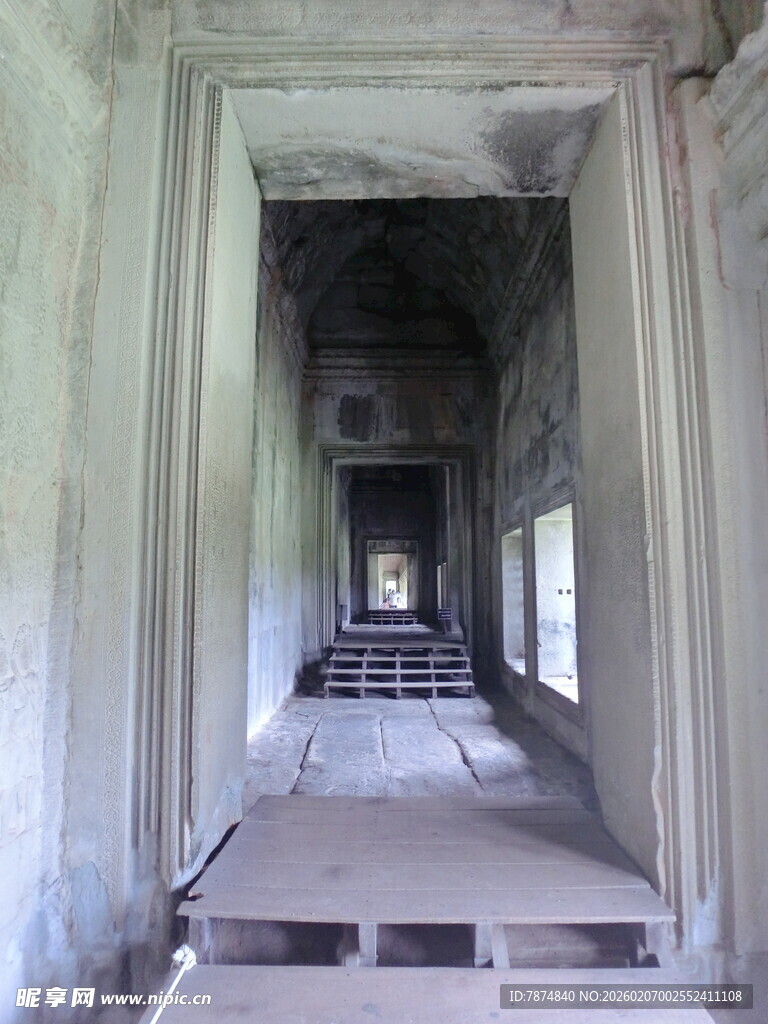 古老建筑内的幽深走廊