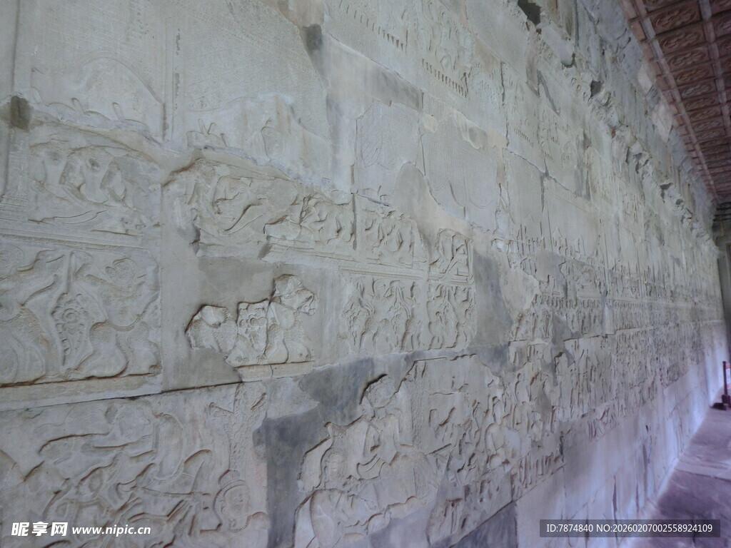 古老石壁上的雕刻痕迹