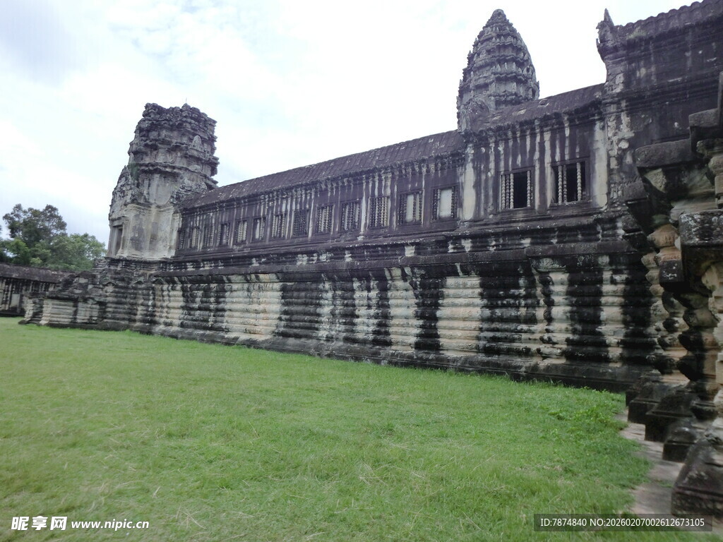 吴哥窟古老建筑与绿地