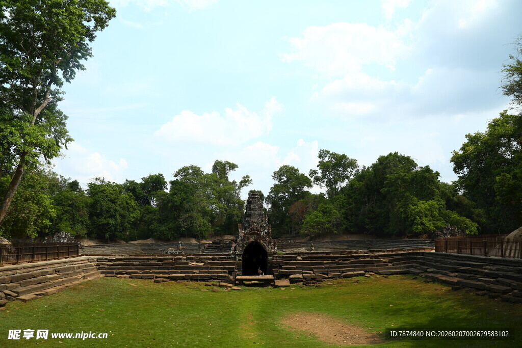 古老遗址中的开阔草地景观