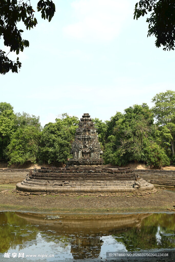 古老寺庙倒映于静谧水面