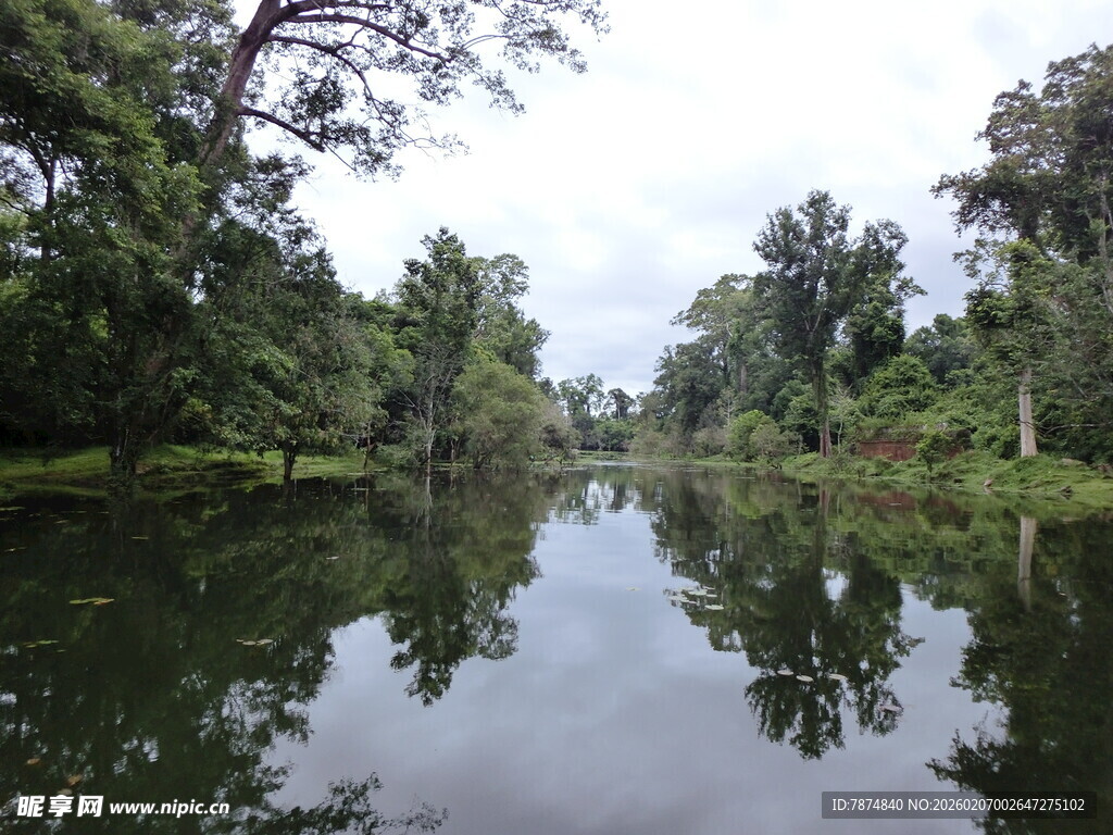 宁静河畔自然风光如画