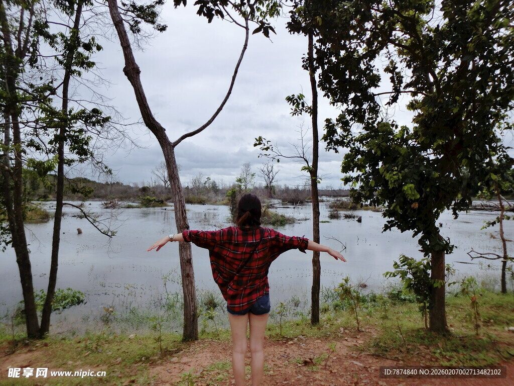 湖畔女子舒展身姿赏景