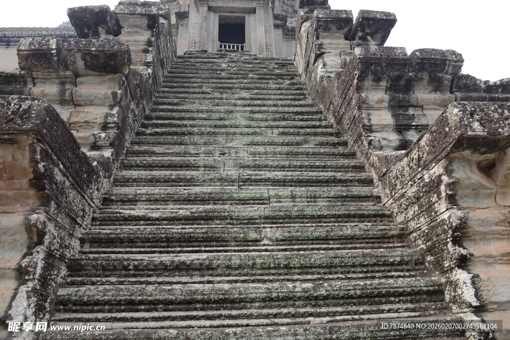 古老寺庙的阶梯