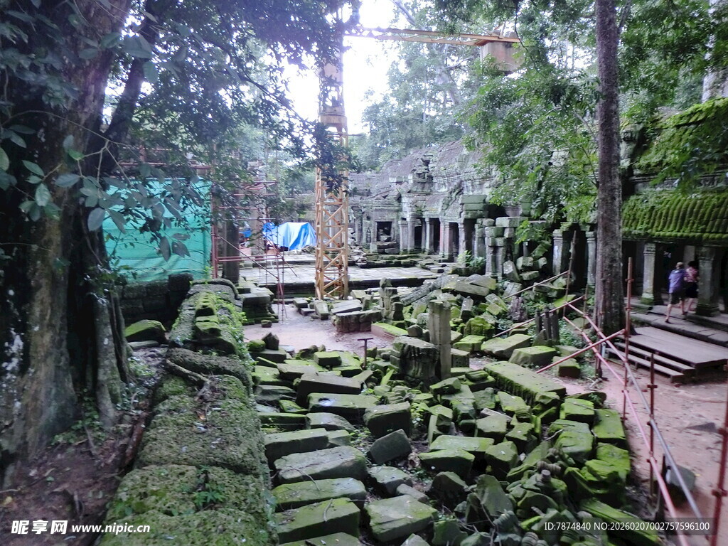 丛林中古老神秘的石砌遗迹