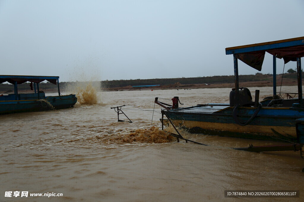 洪水场景中的船只