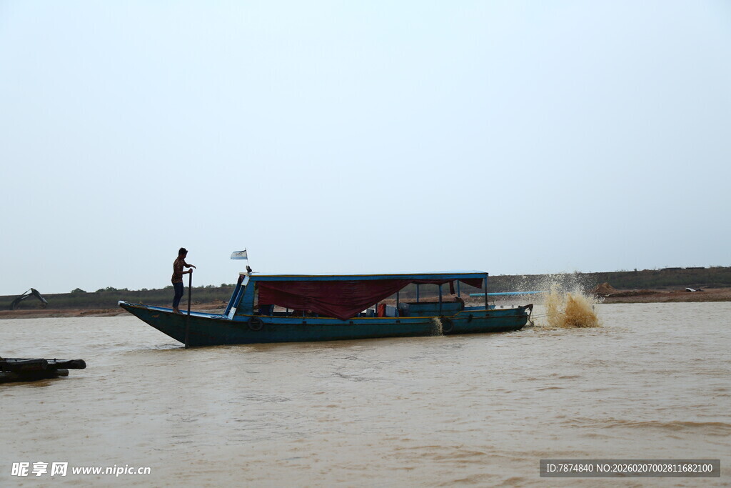湄公河上的行驶船只