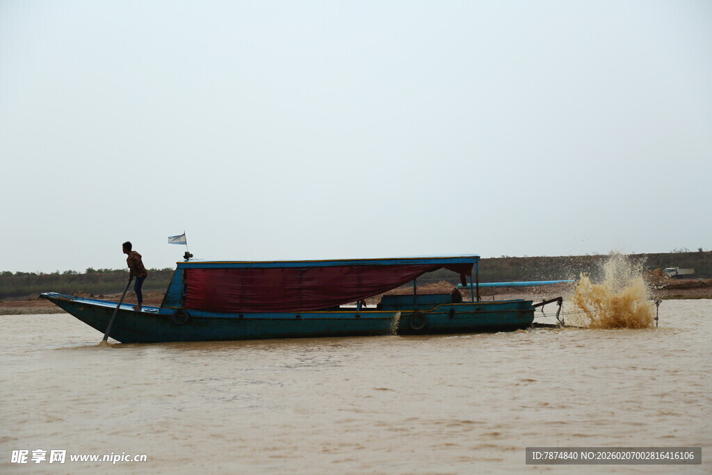河上船只 岸边尘土飞扬