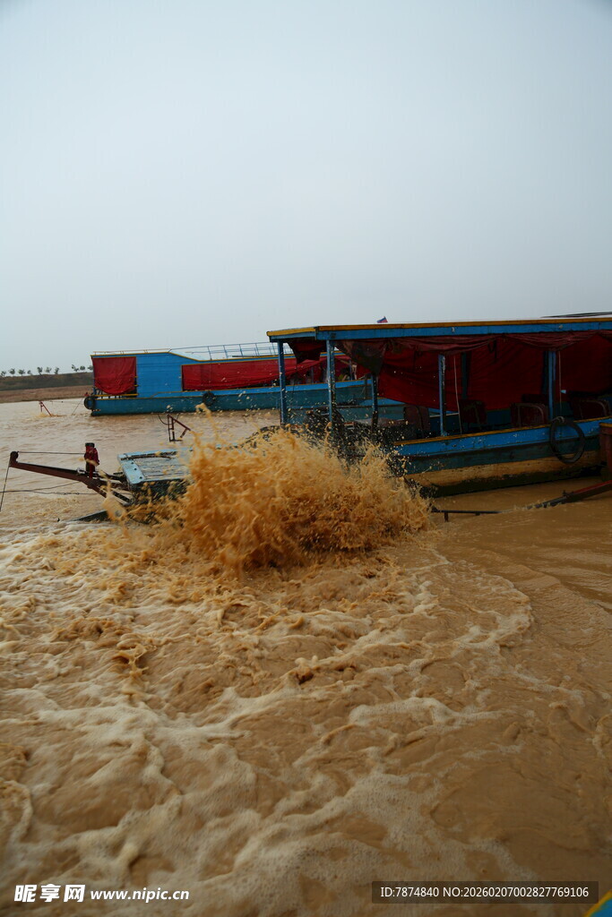 黄河中行驶的驳船激起浪花