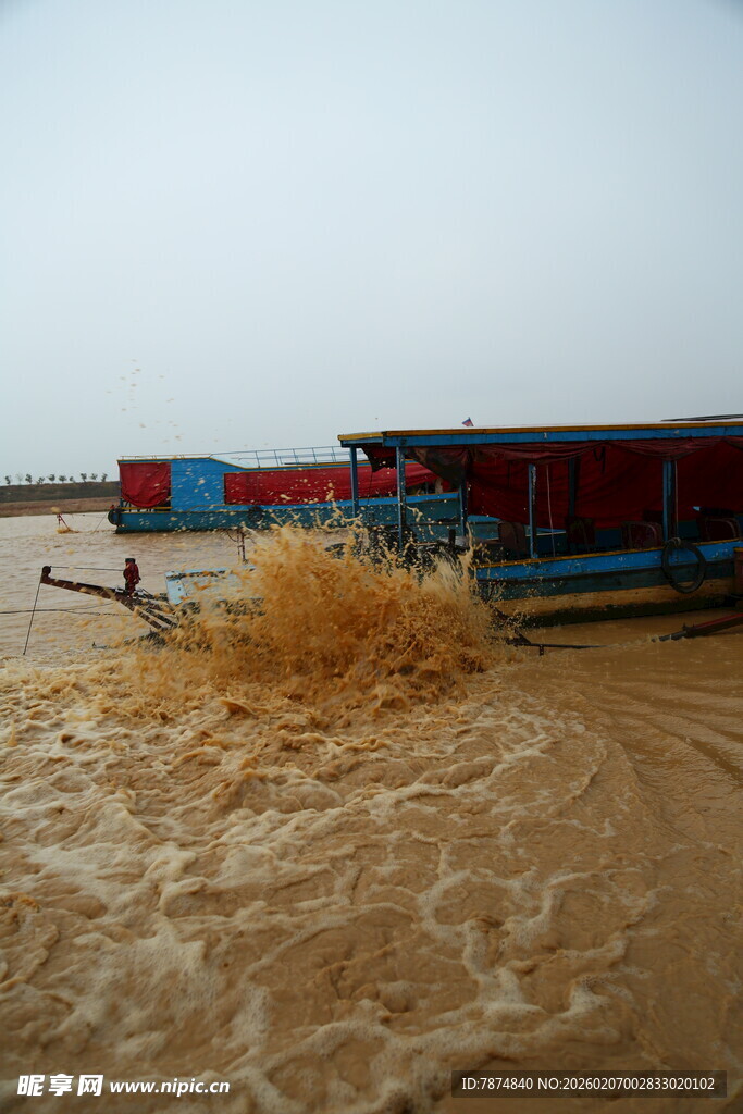 黄河边船只激起浑浊浪花