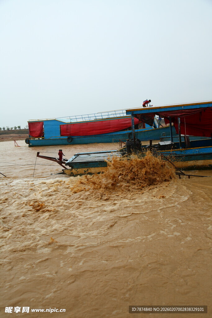 黄河上行驶的驳船