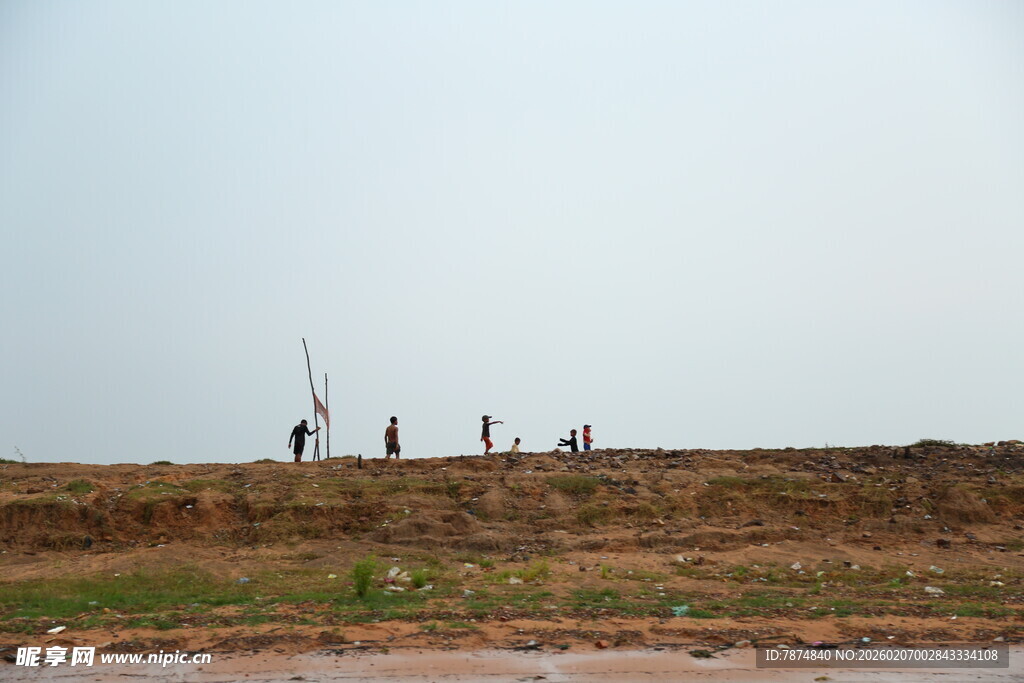 岸边漫步的几个人