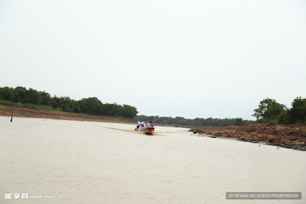 宽阔河道上的船只