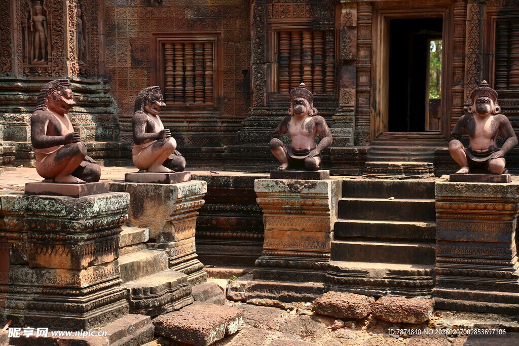 古老寺庙前的精美石像