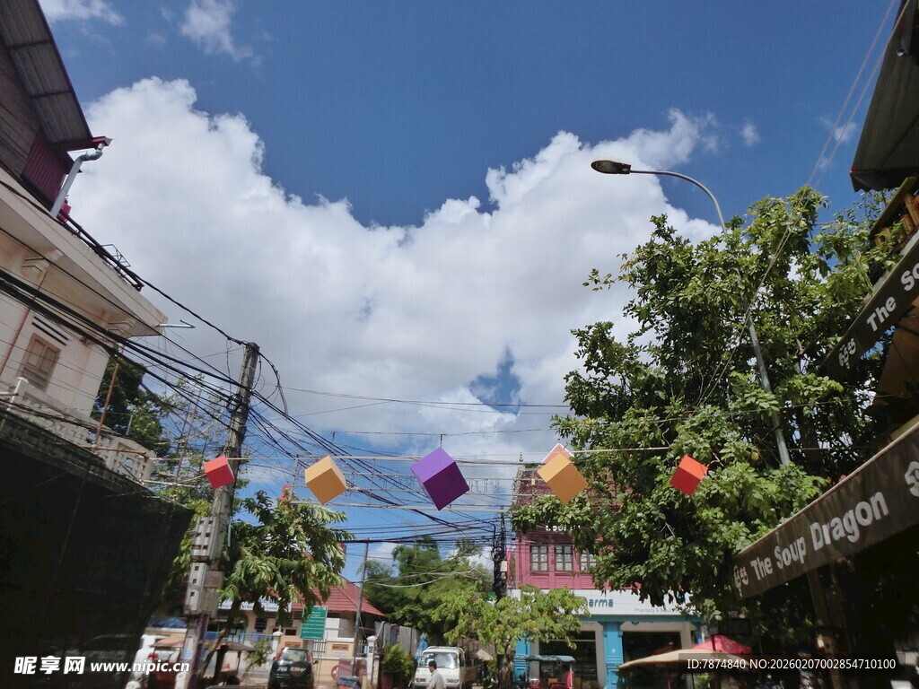 街道上空悬挂多彩灯笼