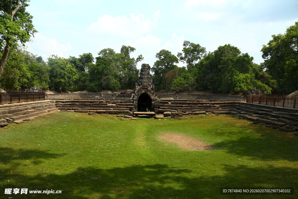 古老寺庙前的开阔绿地
