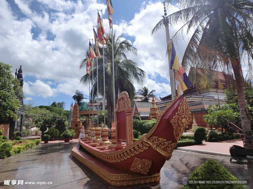传统装饰船停靠于热带风光处