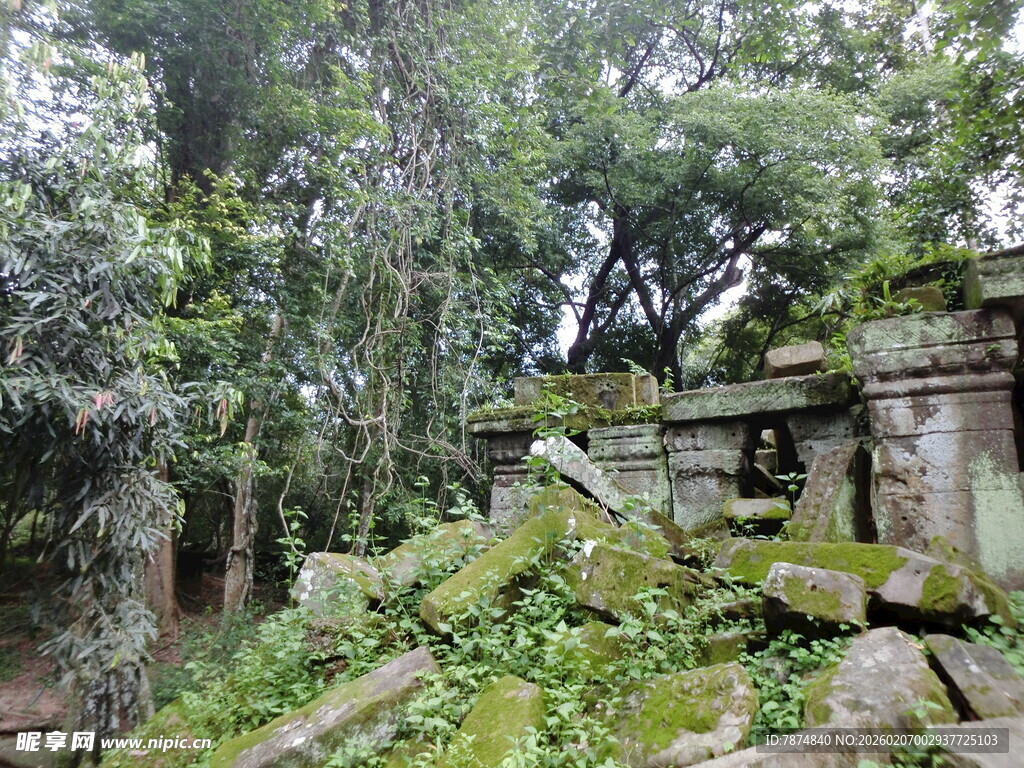 古老废墟被绿植环绕