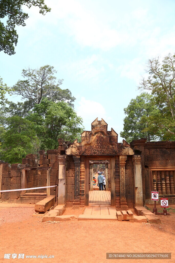 古老寺庙入口景观