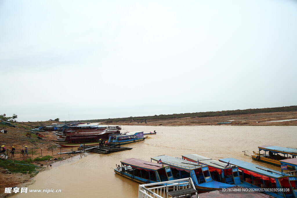 河边停泊的多彩船只