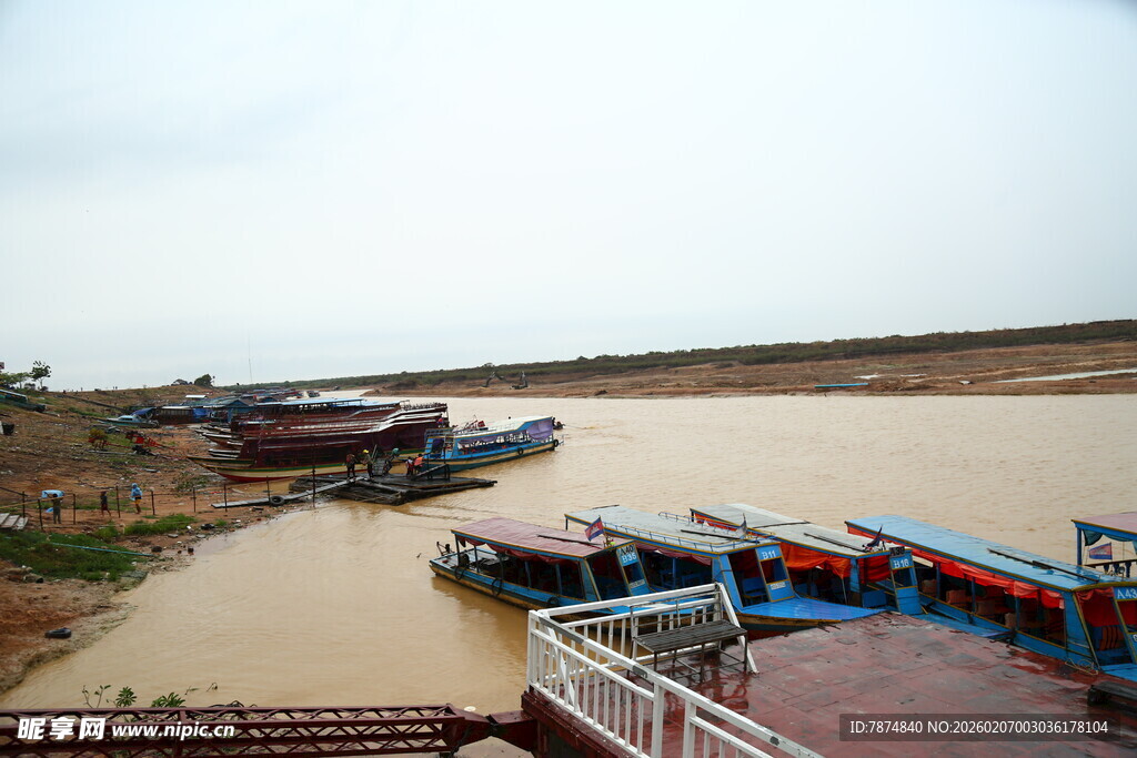 河畔船只停靠景象
