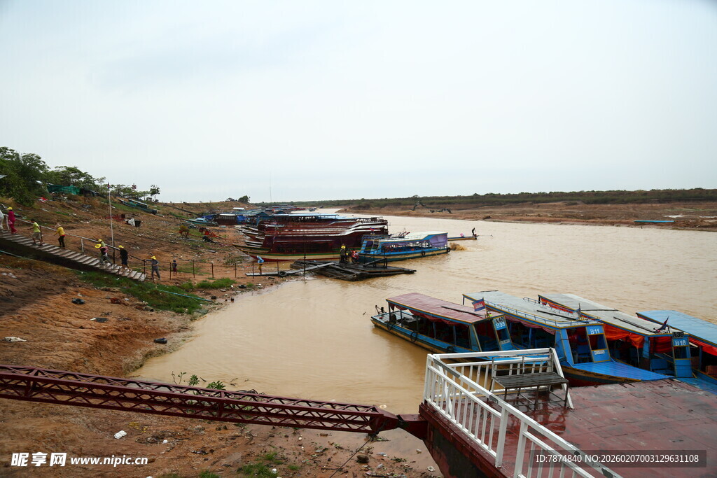 江边停泊的多艘船只