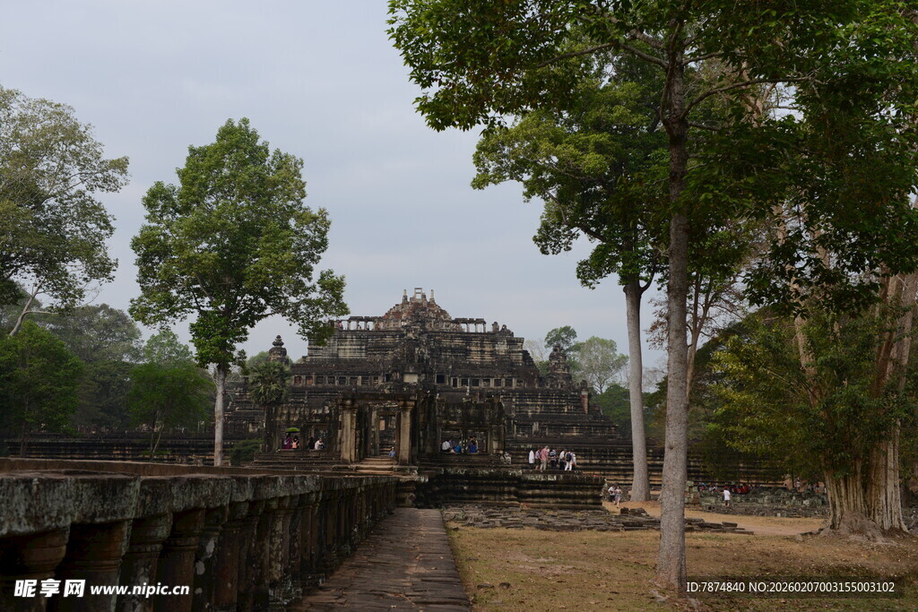 古老寺庙藏于绿树之间