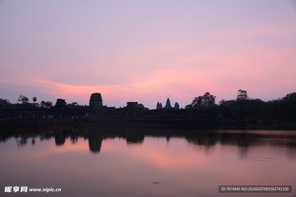 湖畔黄昏美景倒映