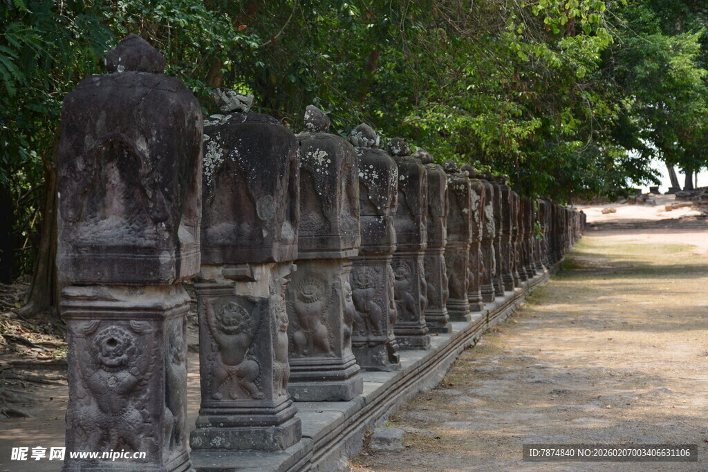 古老石像整齐排列于道旁