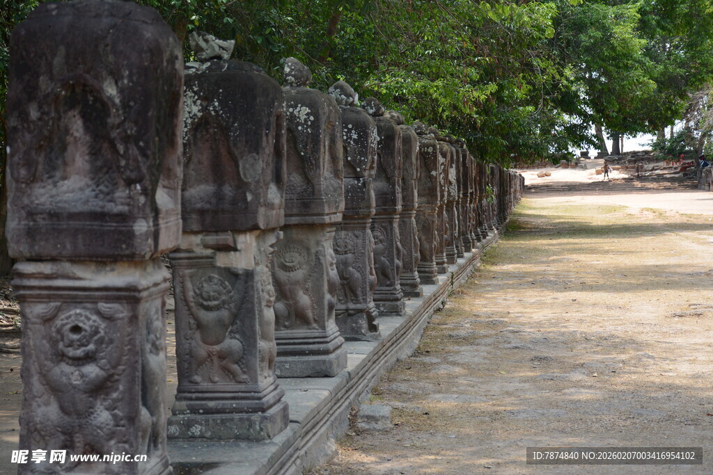 古老石雕像排列成壮观队列