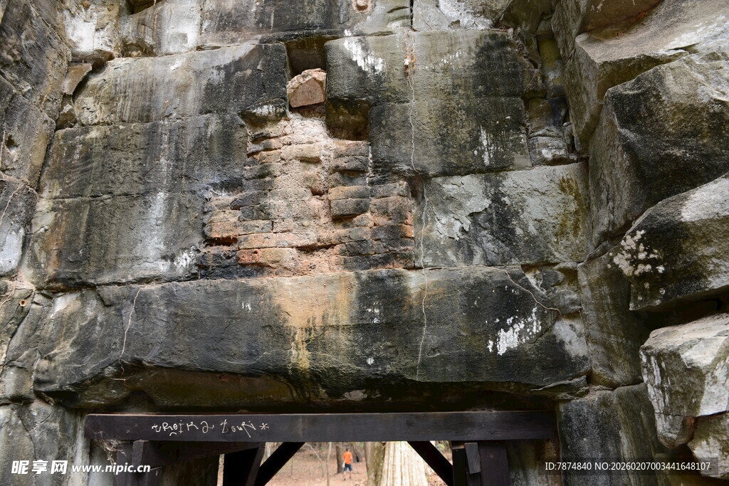 古老石墙雕刻细节