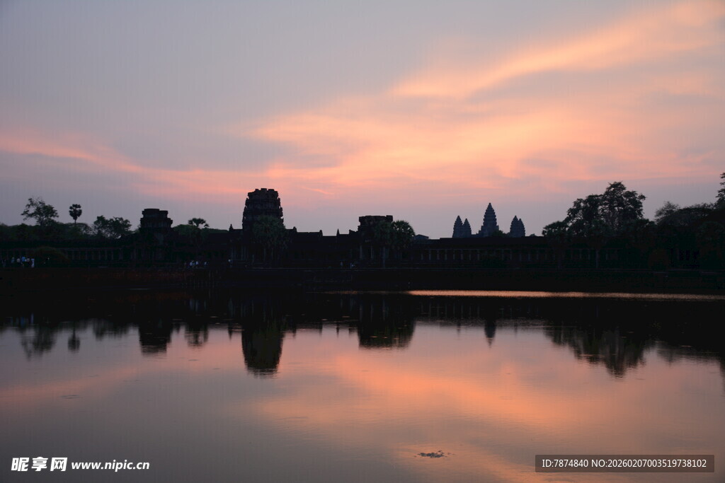 夕阳下的古建筑湖景倒影