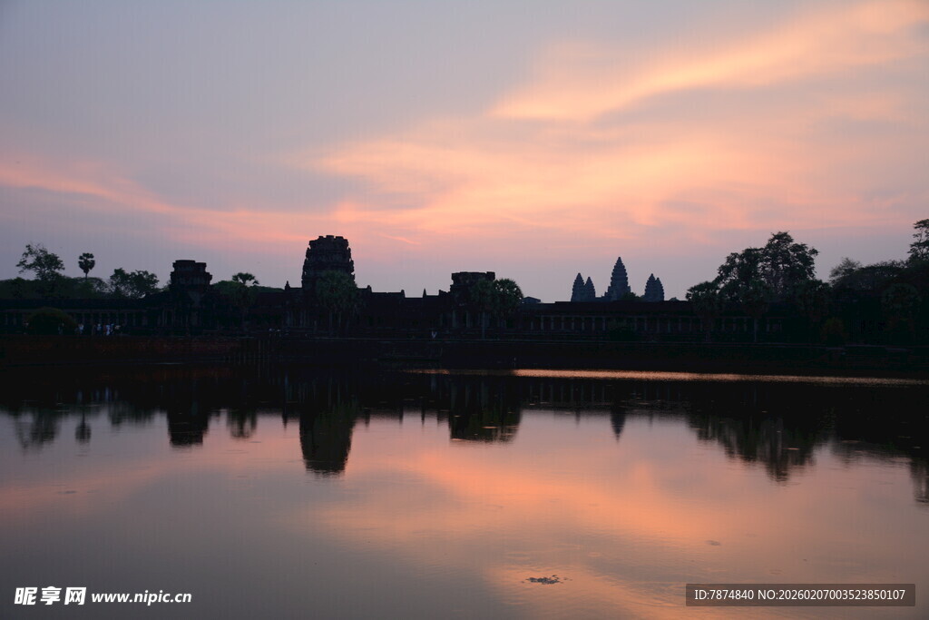 夕阳下的古老建筑与湖面倒影