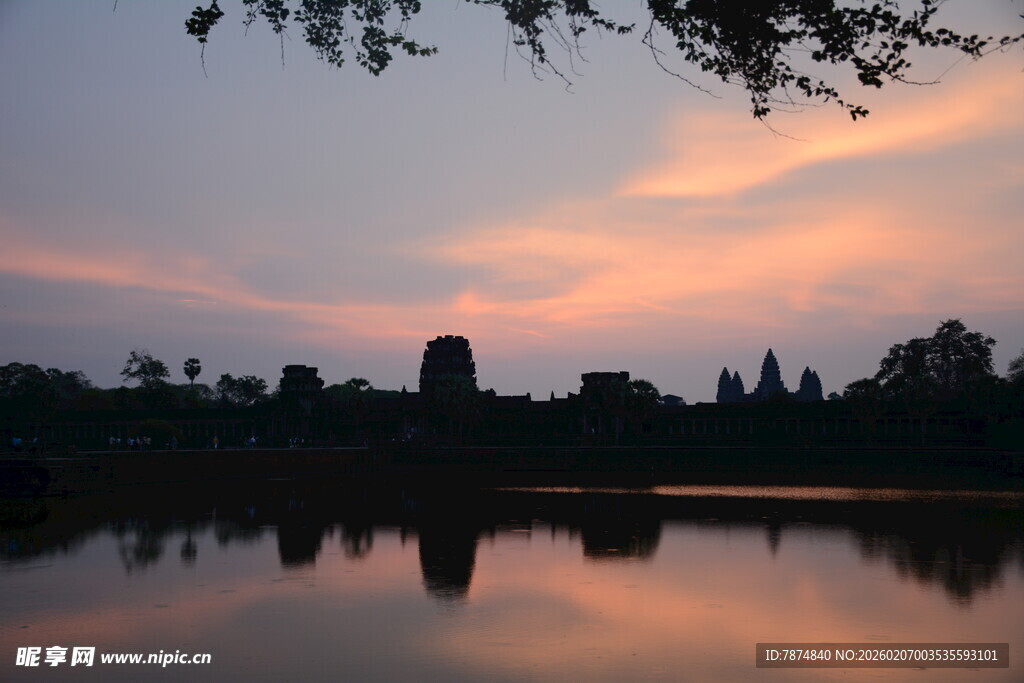 黄昏湖畔的古老建筑倒影