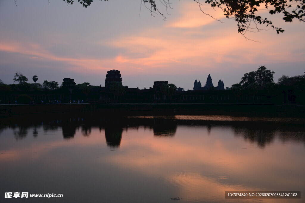 湖畔黄昏美景倒映