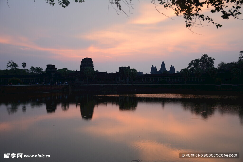 黄昏下静谧的湖岸古建筑