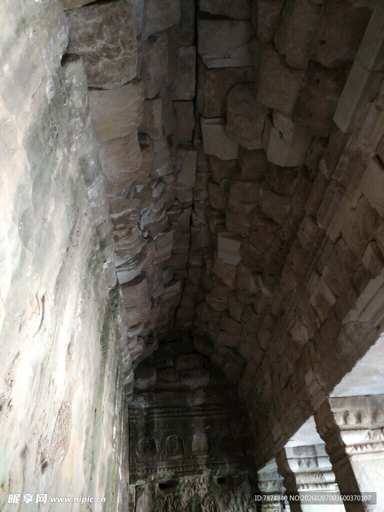 古老石砌建筑内部结构