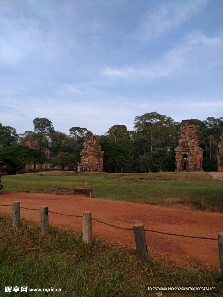 古老遗迹旁的宁静景色