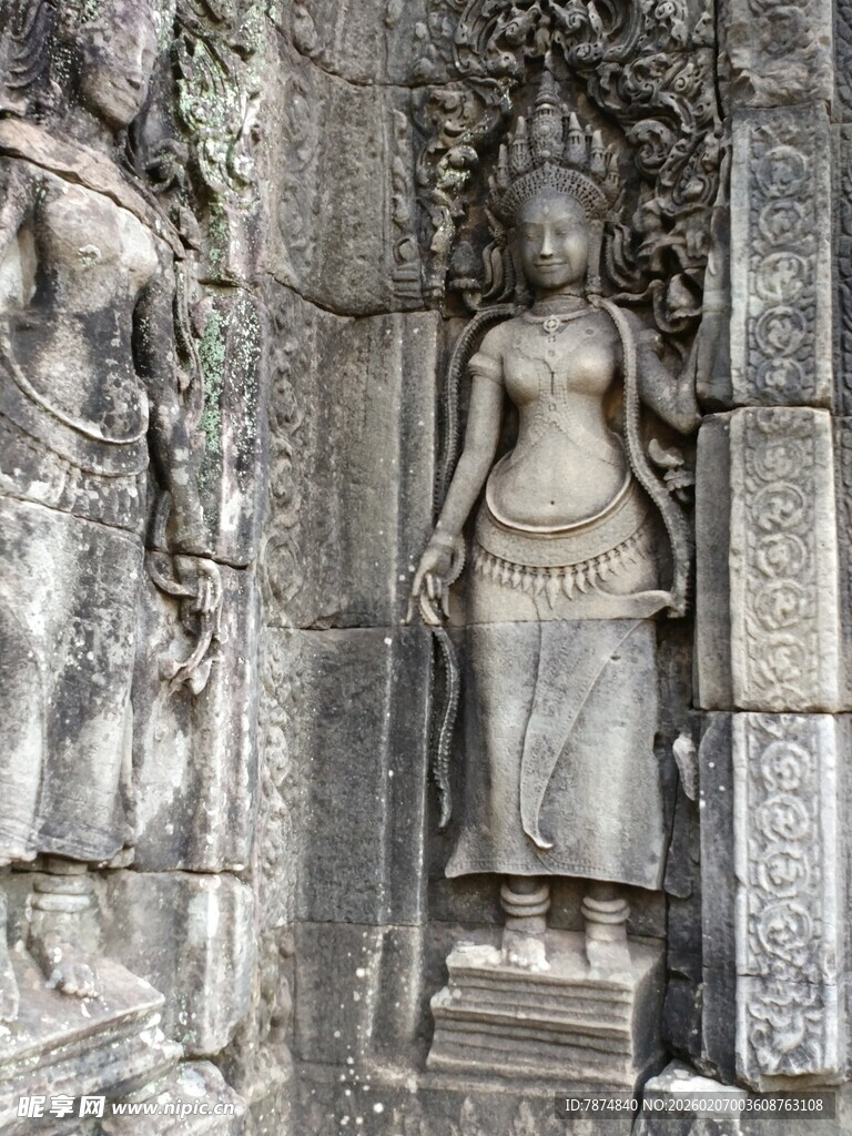 古老寺庙中的精美女性雕像