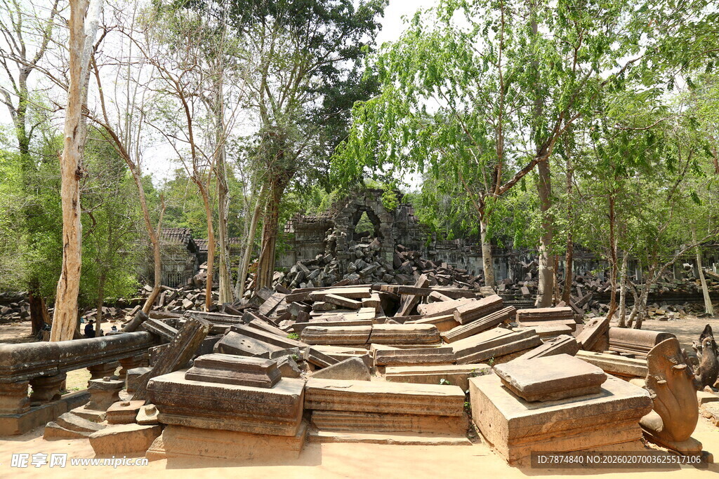 古老废墟中的石质建筑遗迹