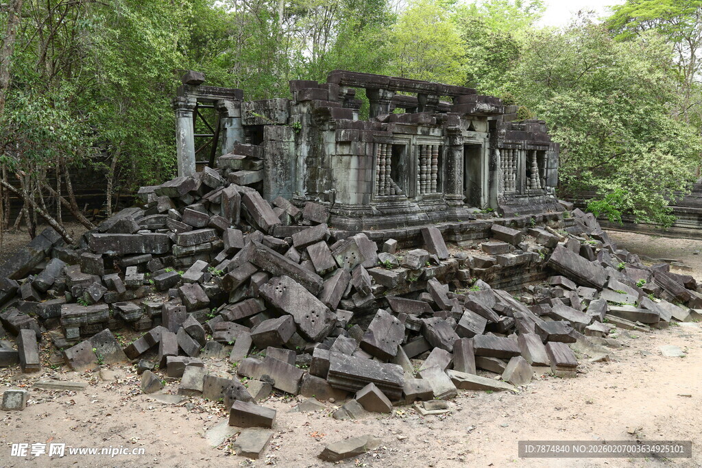 废墟中的古老建筑遗迹