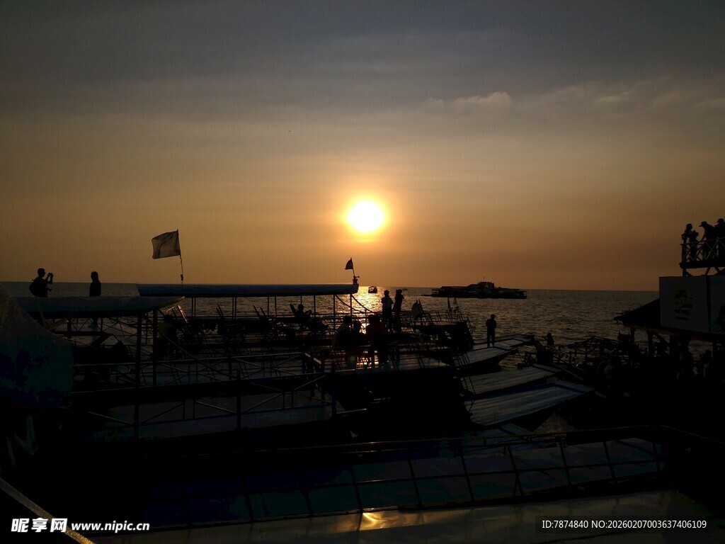 海边日落时的码头景象