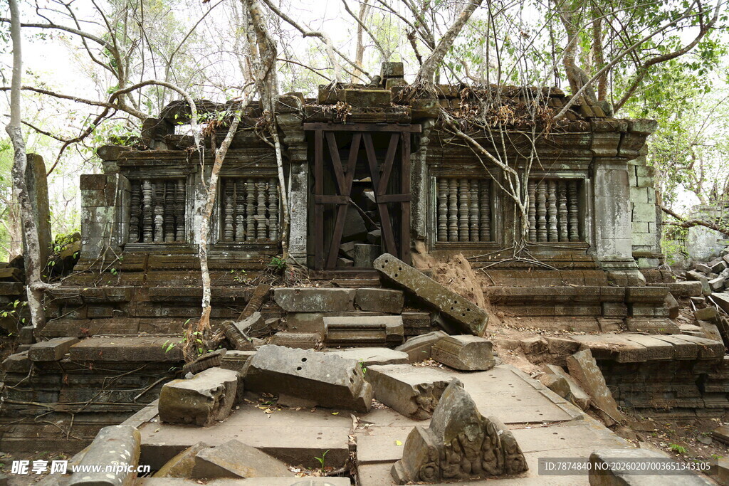 古老废墟中的神秘建筑遗迹