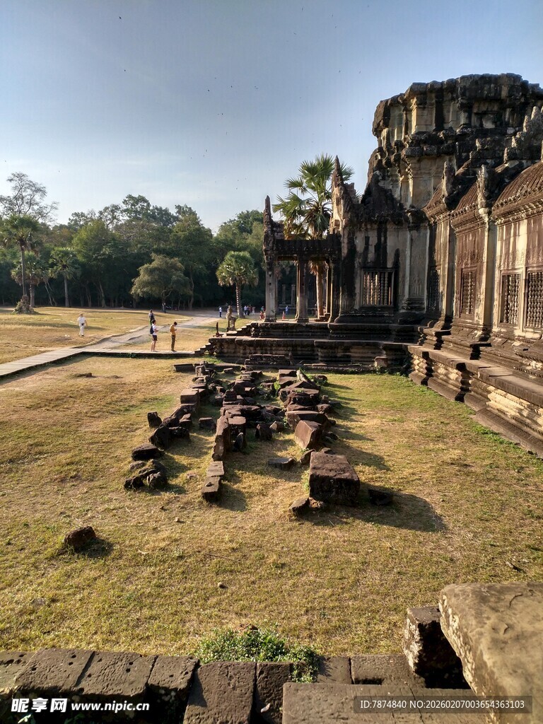 古老寺庙遗址的沧桑景象