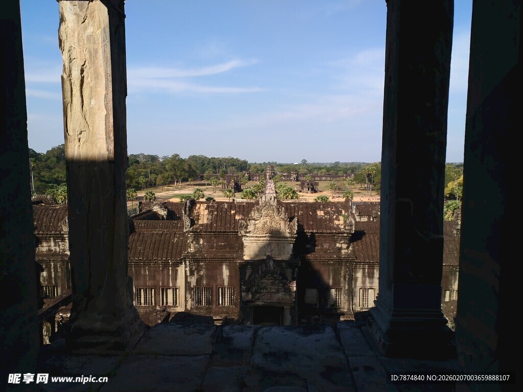 透过石柱望古老城镇风光