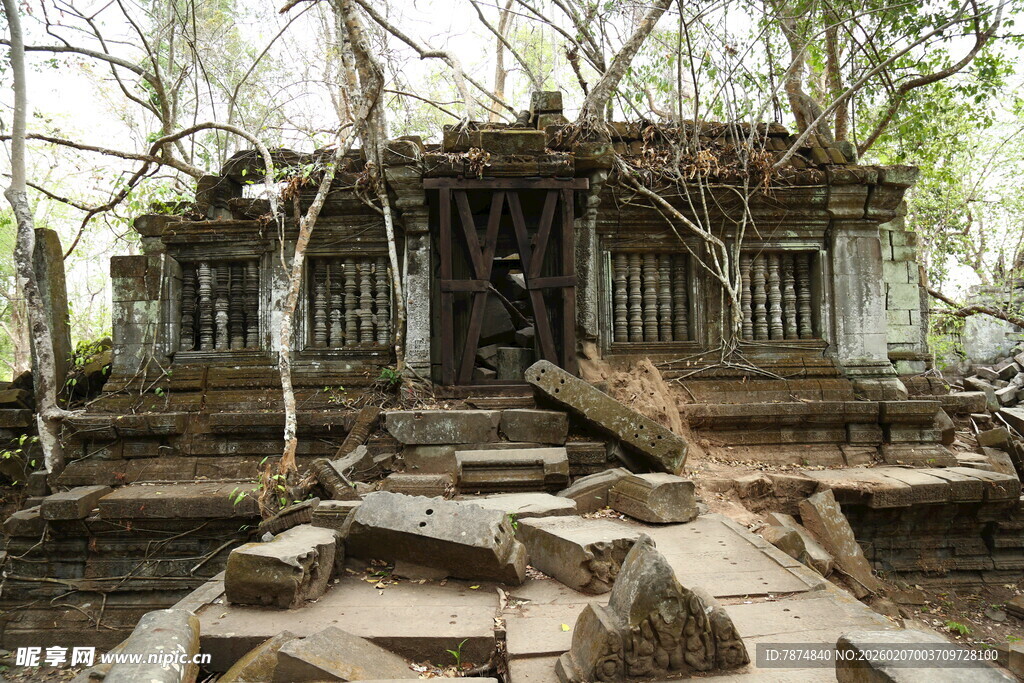 古老废墟中的神秘石建筑